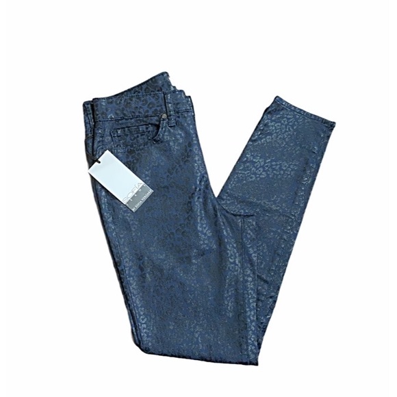 SOFIA VERGARA ROSA HI RISE CURVY ANKLE JEANS - Picture 4 of 9